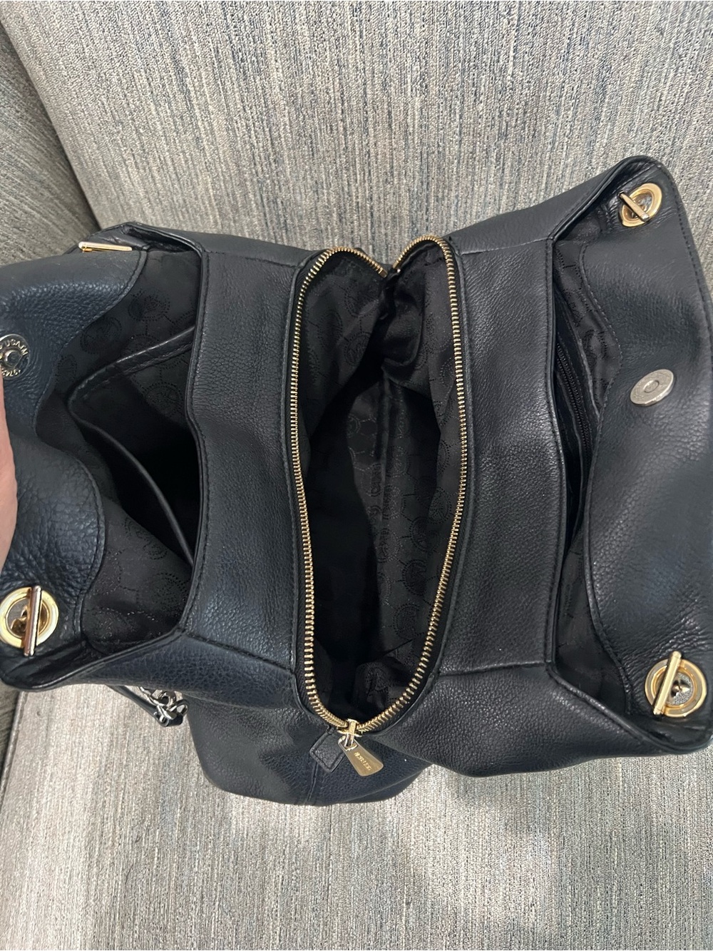 Michael Kors Black Leather Shoulder Bag with Gold Chain Detail - Picture 4 of 5